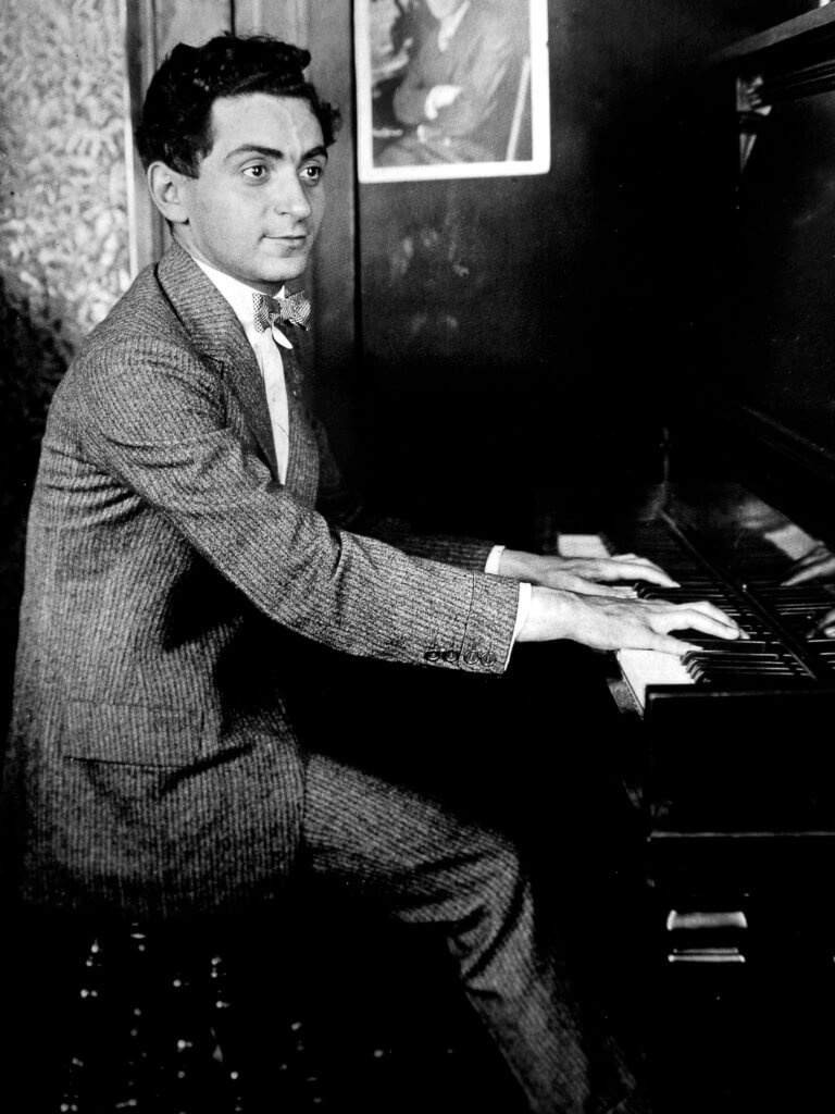 Fotografía de Irving Berlin tocando el piano