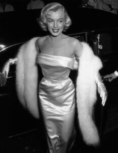 Fotografía de Marilyn Monroe llegando al club nocturno Ciro's para una velada de celebración de Louella Parsons, publicada en la página 37 del ejemplar de noviembre de 1954 de Modern Screen